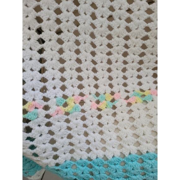 Beautiful Hand Crochet baby blanket  scalloped edges vintage - Picture 4 of 4
